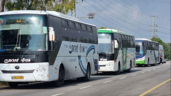 صور من تجهيز الباصات للهروب من غلاف غزة